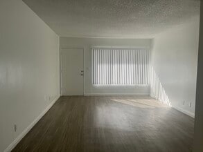 1443 W 81st St, Unit 2 in Los Angeles, CA - Building Photo - Building Photo