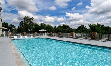6301 Edsall Rd, Unit 205 in Alexandria, VA - Foto de edificio - Building Photo