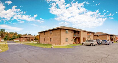 Oak Meadows in Peshtigo, WI - Building Photo - Building Photo