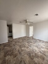 404 E 9th St in Bishop, TX - Building Photo