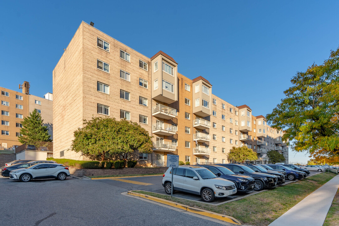 College Park Towers in College Park, MD - Building Photo