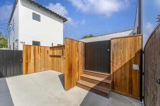1765 N Crescent Heights Blvd in Los Angeles, CA - Building Photo - Building Photo