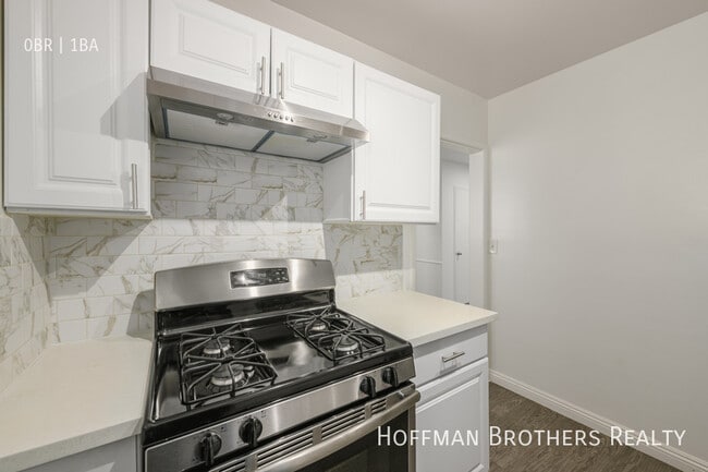 2001 Beachwood Dr in Los Angeles, CA - Foto de edificio - Building Photo