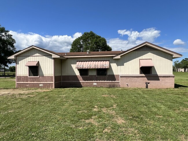 2109 E Goliad Ave in Crockett, TX - Foto de edificio - Building Photo