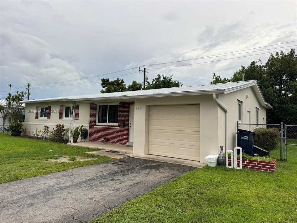 8942 SW 16th St in Miami, FL - Building Photo