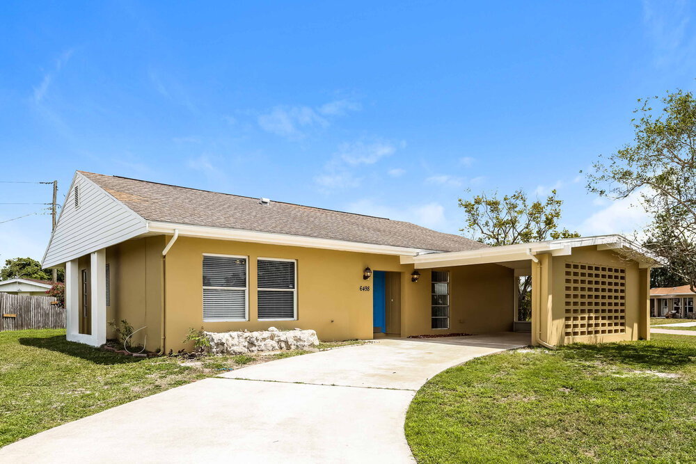 6498 Pan American Blvd in North Port, FL - Building Photo