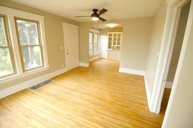 126 1st St, Unit #4 in Baraboo, WI - Foto de edificio - Building Photo