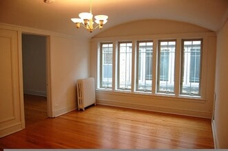 1700 W Touhy Ave, Unit 08-1 in Chicago, IL - Building Photo - Building Photo