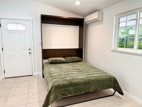 20425 Aetna St in Woodland Hills, CA - Building Photo - Building Photo