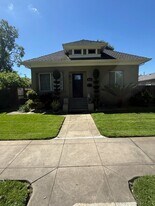 414 W Oak St in Lodi, CA - Building Photo