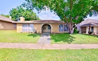 527 Crowley Rd in Arlington, TX - Building Photo