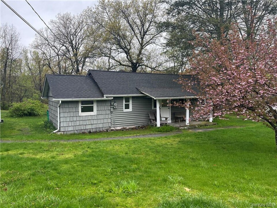 673 Milton Turnpike in Highland, NY - Building Photo