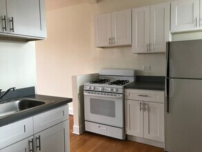 921 W Oakdale Ave, Unit 1B in Chicago, IL - Foto de edificio - Building Photo