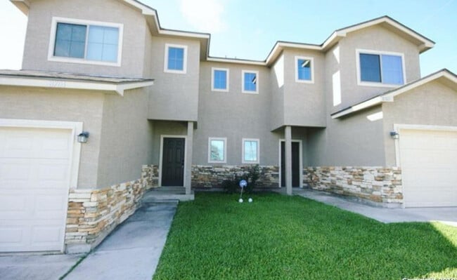 8702 Vista de Nubes in Converse, TX - Building Photo - Building Photo