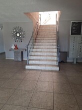 3819 E Livingston Dr, Unit 10 in Long Beach, CA - Foto de edificio - Building Photo
