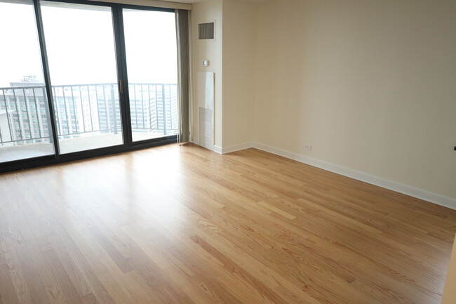 3660 N Lake Shore Dr, Unit 3709 in Chicago, IL - Building Photo - Building Photo