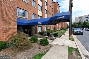1300 S Arlington Ridge Rd in Arlington, VA - Building Photo