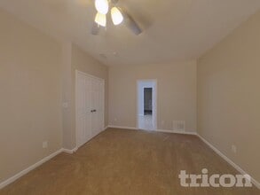 42 Brookview Dr in Newnan, GA - Foto de edificio - Building Photo