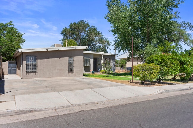 2635 Monroe St NE in Albuquerque, NM - Building Photo - Building Photo