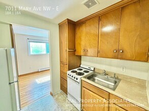 7011 Mary Ave NW in Seattle, WA - Foto de edificio - Building Photo