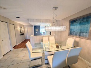 6896 W Country Club Ln in Sarasota, FL - Building Photo - Building Photo