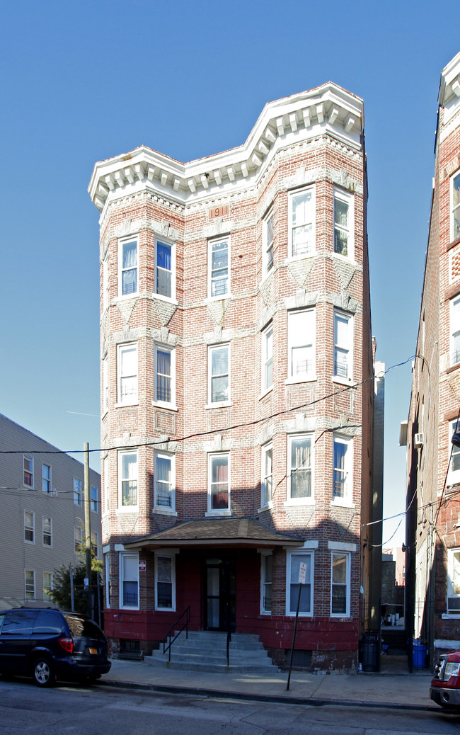 13 Knowles St in Yonkers, NY - Building Photo - Building Photo