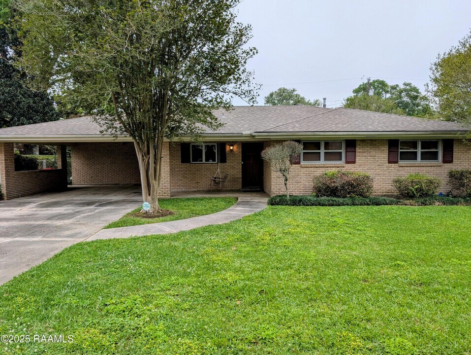 308 Live Oak Dr in Lafayette, LA - Building Photo