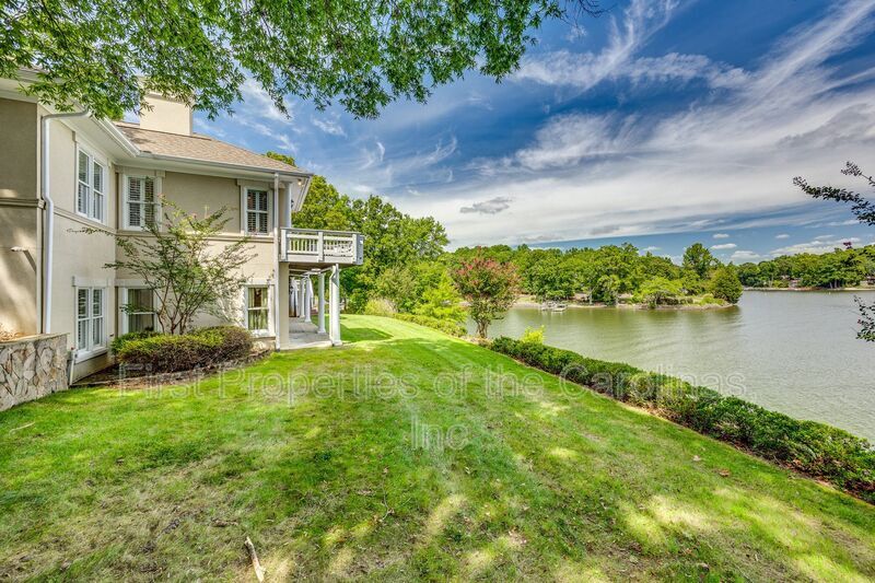 11 Hamilton Woods Ct in Lake Wylie, SC - Building Photo