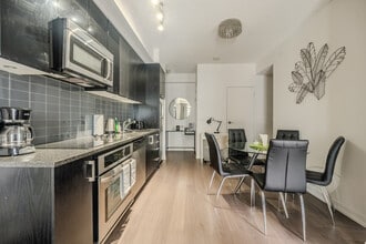 110 Eglinton Ave E in Toronto, ON - Building Photo - Building Photo