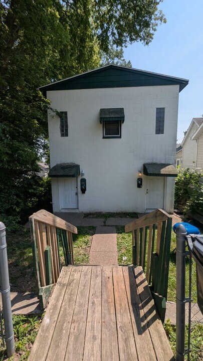 413-415 E 9th St in Davenport, IA - Building Photo