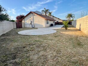 6024 Billabong Ct in Bakersfield, CA - Foto de edificio - Building Photo
