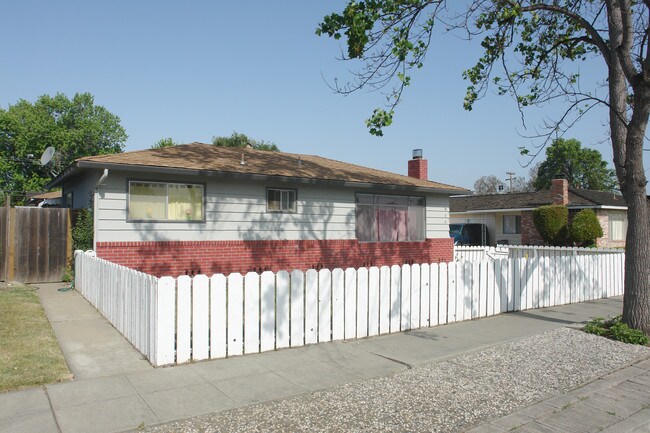 925 Desert Isle Dr in San Jose, CA - Building Photo - Building Photo