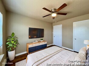 245 Deerwood Dr in San Antonio, TX - Building Photo - Building Photo