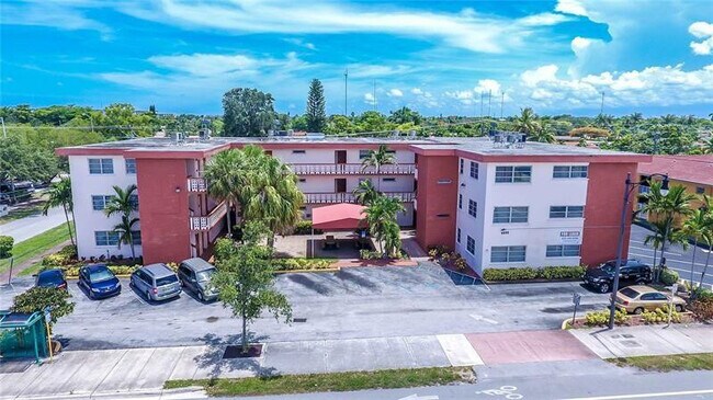4800 Hollywood Blvd in Hollywood, FL - Building Photo - Building Photo