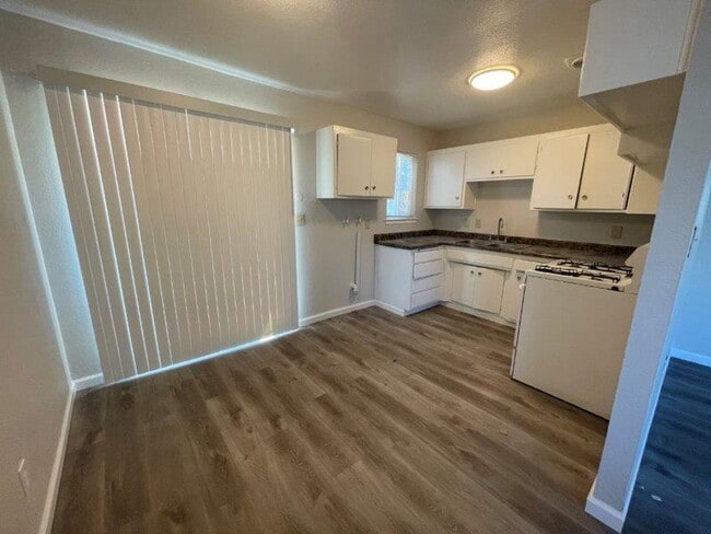 10230 S White Rock Rd in Rancho Cordova, CA - Foto de edificio - Building Photo
