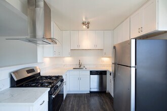 4076 1/2 Crown Point Dr in San Diego, CA - Building Photo - Building Photo