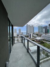 2301 NE 6th Ave, Unit 2041 in Miami, FL - Building Photo - Building Photo