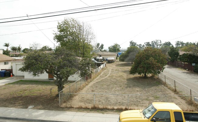 745-753 Dorothy St in Chula Vista, CA - Foto de edificio - Building Photo