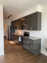 100 E Washington St in Greenville, SC - Foto de edificio - Building Photo