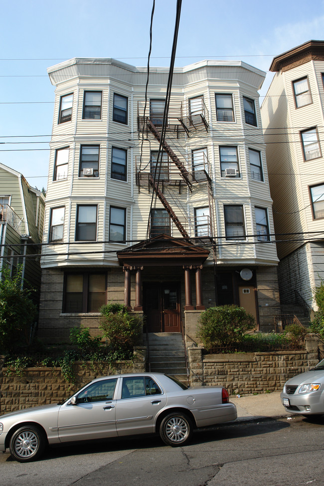 121 Saratoga Ave