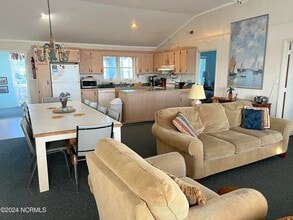 5204 Ocean Dr in Emerald Isle, NC - Foto de edificio - Building Photo