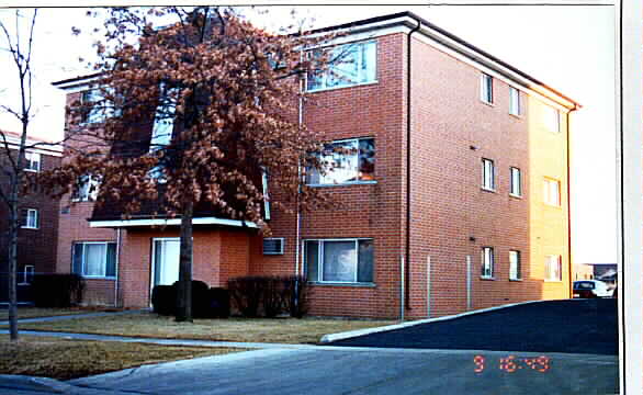 2081 Narcissus Ave in Hanover Park, IL - Building Photo