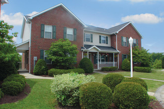 Edgewood Manor in Hunker, PA - Foto de edificio - Building Photo