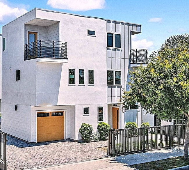 property at 4820 1/2 S Slauson Ave