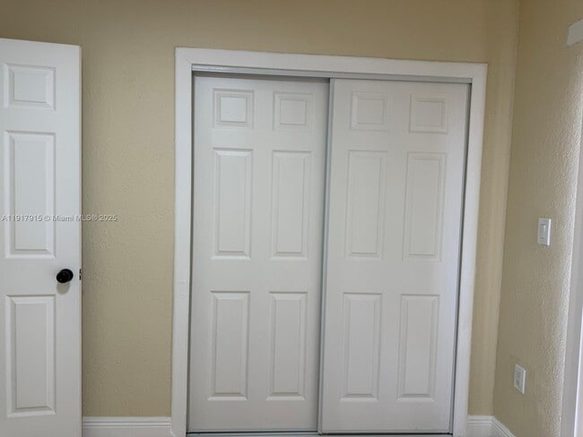 2310 W 60th St in Hialeah, FL - Building Photo - Building Photo