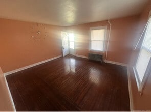 130 School St in Manchester, CT - Building Photo - Building Photo