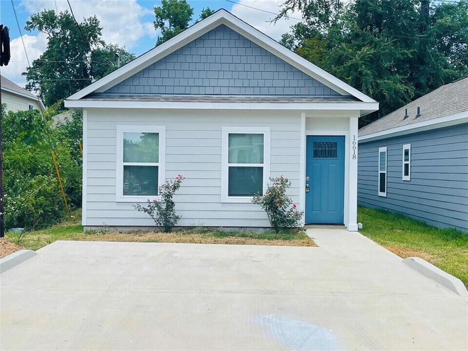 16618 Meadowcroft St in Montgomery, TX - Building Photo