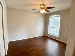 5801 Fitchwood Ln in Austin, TX - Foto de edificio - Building Photo