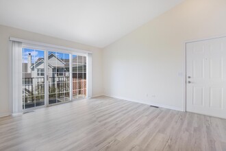 670 Mill Cir, Unit 305 in Wheeling, IL - Building Photo - Building Photo