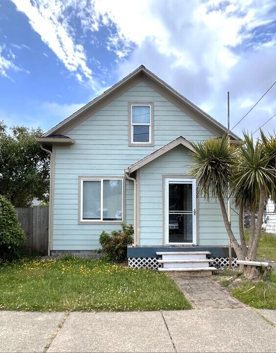 209 Lake St SE in Ilwaco, WA - Building Photo
